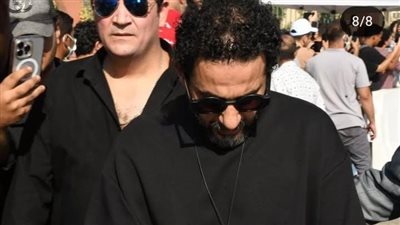 انهيار أحمد حلمي في جنازة سامح عبد العزيز (صور)