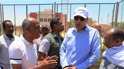 محافظ أسوان يتفقد الملعب القانونى لكرة القدم بمركز شباب البحيرة بإدفو