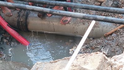 الأجهزة التنفيذية في بورسعيد تصلح كسرا مفاجئا بماسورة مياه رئيسية بحي الضواحي