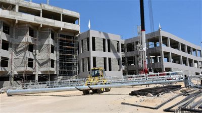 بدء تركيب أعمدة الإنارة وشاشة العرض باستاد النادي المصري الجديد