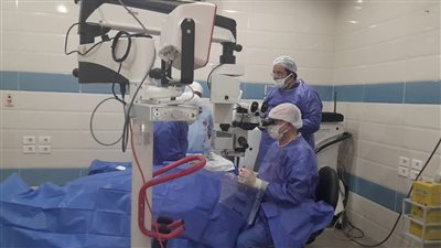 الصحة: خبير مصري عالمي يجري 6 جراحات دقيقة «مجانا» بمستشفى عيون دمنهور