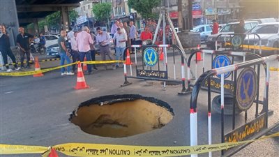 عاجل.. هبوط أرضي بخط صرف صحي أسفل كوبري التجنيد بجسر السويس بالقاهرة|(صور)