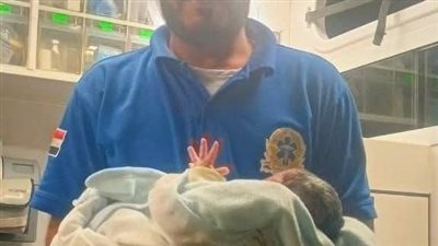 مسعف يساعد أم على ولادة طفلها الثاني بعد عام من مساعدته على إنجاب طفلها الأول