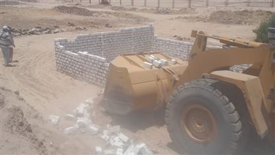 بالصور.. إزالة واسترداد 21 حالة تعد على الأراضي الزراعية في إسنا