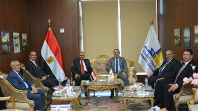 رئيس جامعة دمياط يشهد مناقشة رسالة دكتوراه في الحقوق