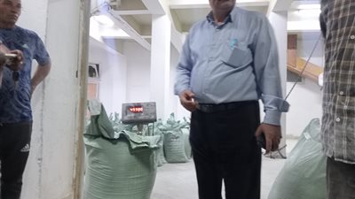 وكيل وزارة التموين بدمياط يقود حملة مفاجئة ويضبط دقيقًا مدعمًا مخالفًا