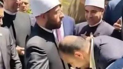 تفاصيل أزمة صور تقبيل المواطنين لـ 