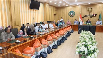 محافظ المنوفية يسلم مساعدات مالية وعينية لـ40 حالة مستحقة