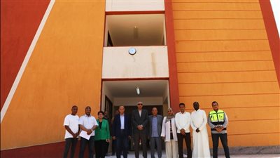 محافظ أسوان يتفقد مجمعات مدارس الرضوان والأحمدية للقضاء على التكدس بالفصول