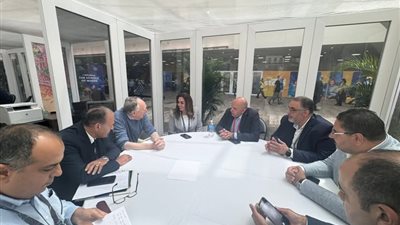  وزيرة التنمية المحلية تبحث مع رئيس ومؤسس شركة (إزري) العالمية التعاون المشترك