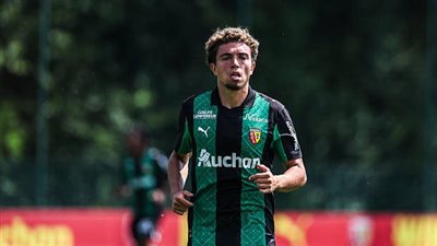 المغربي نايل العيناوي يقترب من ارتداء قميص الذئاب 