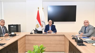 وزير الري يتابع موقف 
