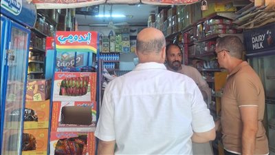 غلق وتشميع 32 محلا ومقهى مخالفا في أسوان