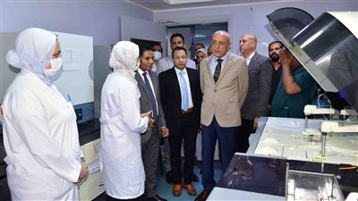 بالصور.. «محافظ الأقصر» يتفقد سير العملية الطبية بمستشفى حميات الأقصر