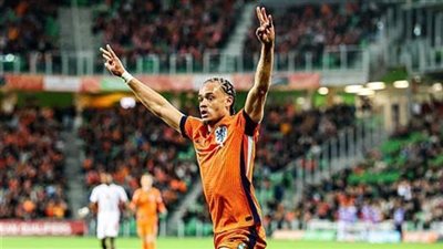 صراع سعودي أوروبي على تشافي سيمونز