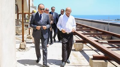 وزير قطاع الأعمال العام يجري جولة تفقدية لمبنى 