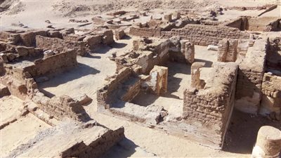 اكتشاف أطلال مبان سكنية وكنائس ومقابر بالواحات الخارجة