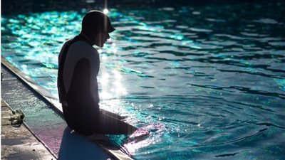 ما مدى نظافة المسابح العامة؟ هذا ما يختبئ تحت سطحها!	