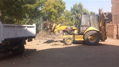استجابة للمواطنين.. رفع الأتربة والمخلفات الصلبة بمركز إسنا جنوب الأقصر (صور)