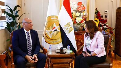 وزيرة التنمية المحلية تتابع مع محافظ القليوبية مشروعات 