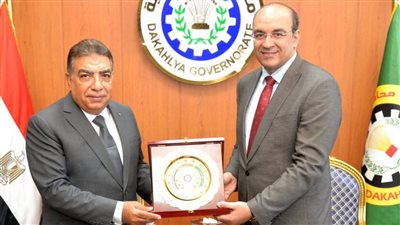 محافظ الدقهلية يكرم وكيل وزارة الصحة والسكان عقب نقله لمحافظة القاهرة