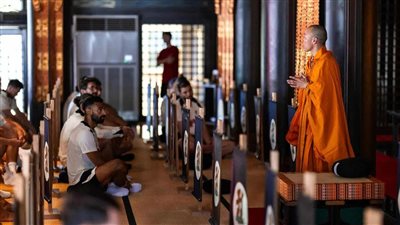 بالصور.. ليفربول يستعين براهب ياباني قبل الموسم الجديد