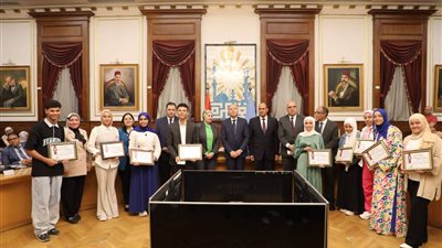محافظ القاهرة يكرم أوائل الثانوية العامة والمكفوفين والدبلومات الفنية
