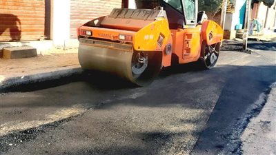 «مدينة الأقصر» تواصل أعمال تطوير ورفع كفاءة الطرقات بالمدينة (صور)