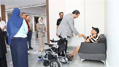 محافظ دمياط يُسلم كرسى كهربائي متحرك لشاب من ذوى الهمم