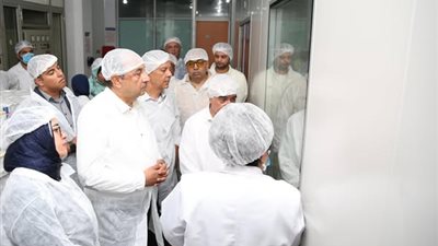 وزير قطاع الأعمال العام في زيارة ميدانية موسعة لشركة الإسكندرية للأدوية