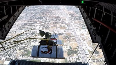 بالصور.. مصر تسقط أطنان من المساعدات جوًا على قطاع غزة