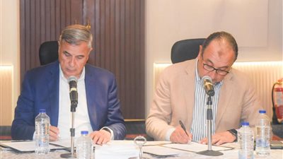وزير قطاع الأعمال العام ومحافظ الإسكندرية يوقعان بروتوكولًا لتوريد 120 أتوبيس غاز طبيعي