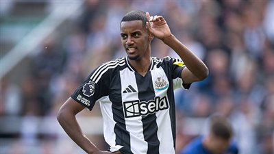 مدرب نيوكاسل يترك الباب مفتوحًا أمام مستقبل السويدي إيزاك