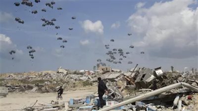 فرنسا تسقط 40 طنا من المساعدات على غزة وتدعو إسرائيل لفتح المجال للتصدي للمجاعة