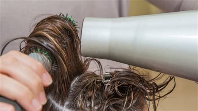 كيف تحافظ على كثافة الشعر وتمنع تساقطه مع التغيرات الهرمونية؟