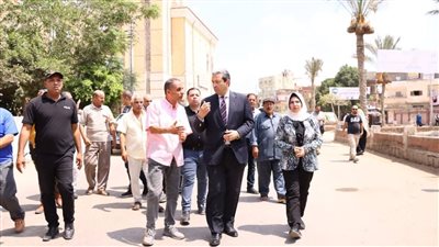 محافظ دمياط يتفقد موقف سيارات الأجرة ويستمع إلى مطالب السائقين والمواطنين 