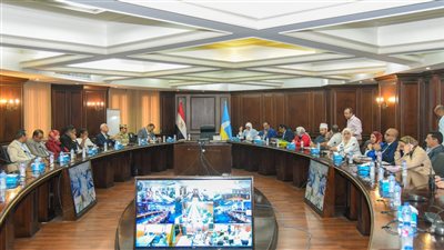 محافظ الإسكندرية يتابع انتخابات مجلس الشيوخ من غرفة عمليات المحافظة الرئيسية