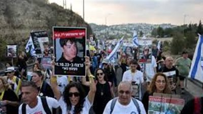 عائلات المحتجزين الإسرائيليين بغزة يغلقون شارع بتل أبيب للمطالبة بصفقة تبادل