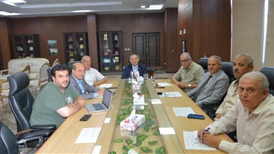 رئيس جامعة دمياط يعقد اجتماعًا للاستعداد لإطلاق مبادرة 
