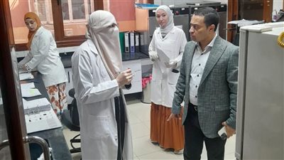 وكيل وزارة الصحة بدمياط يتفقد المعمل المشترك ويشيد بجهود الفريق المعملي