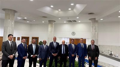 الطيار أحمد عادل يلتقى نائب رئيس شركة بوينج لبحث خطة تحديث أسطول مصر للطيران