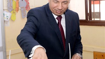 رئيس جامعة المنصورة يُدلي بصوته في انتخابات مجلس الشيوخ 2025