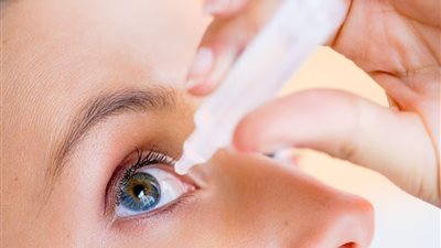 امرأة تستخدم شرائح من المشيمة لعلاج التهاب العين