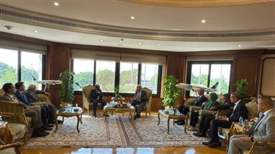 وزير الطيران يبحث مع وفد شركة بوينج آفاق التعاون فى مجال النقل الجوى