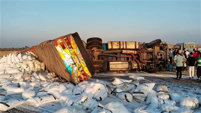 بالصور.. انقلاب سيارة نقل «تريلا» بطريق القاهرة الفيوم الصحراوي 