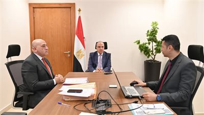 وزير الري يبحث استخدام الأقمار الصناعية لرصد ورد النيل