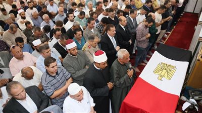 محافظ المنوفية يتقدم الجنازة العسكرية لرئيس مباحث الشهداء بمسقط رأسه بقويسنا