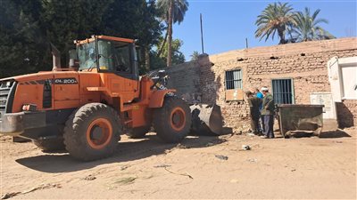 بالصور.. مجلس مدينة أرمنت يشن حملة لإزالة التعديات والإشغالات غرب الأقصر