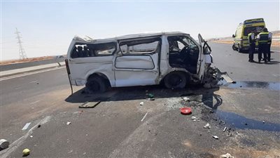 مصرع وإصابة 17 شخصًا في حادث انقلاب ميكروباص بالطريق الصحراوي الغربي بالمنيا 