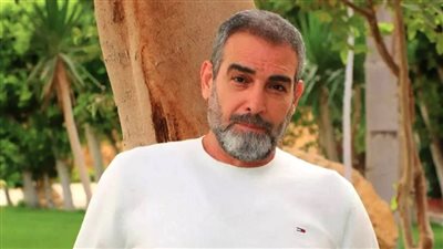 فيديو يُثير الجدل.. أحمد عبد العزيز يحرج شابا حاول مصافحته